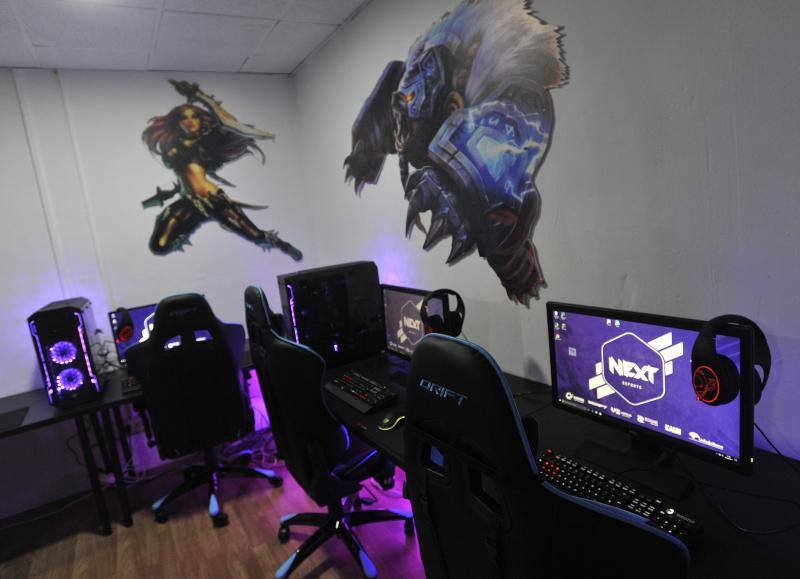 El local ofrece una experiencia total para los amantes de los deportes electrónicos