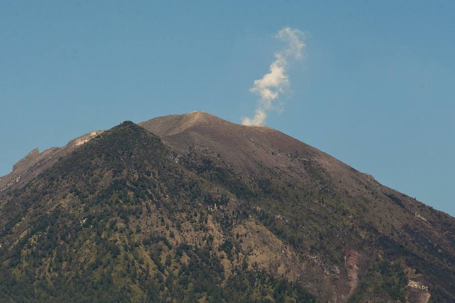 Más de 120.000 personas evacúan la región en torno al Monte Agung por amenzada en nivel máximo de erupción desde la semana pasada. 