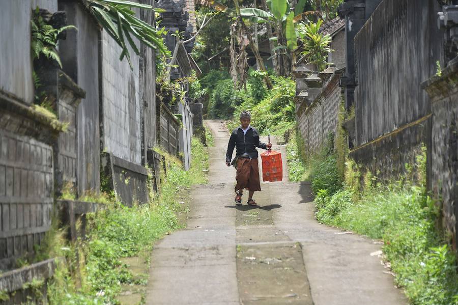 Más de 120.000 personas evacúan la región en torno al Monte Agung por amenzada en nivel máximo de erupción desde la semana pasada. 