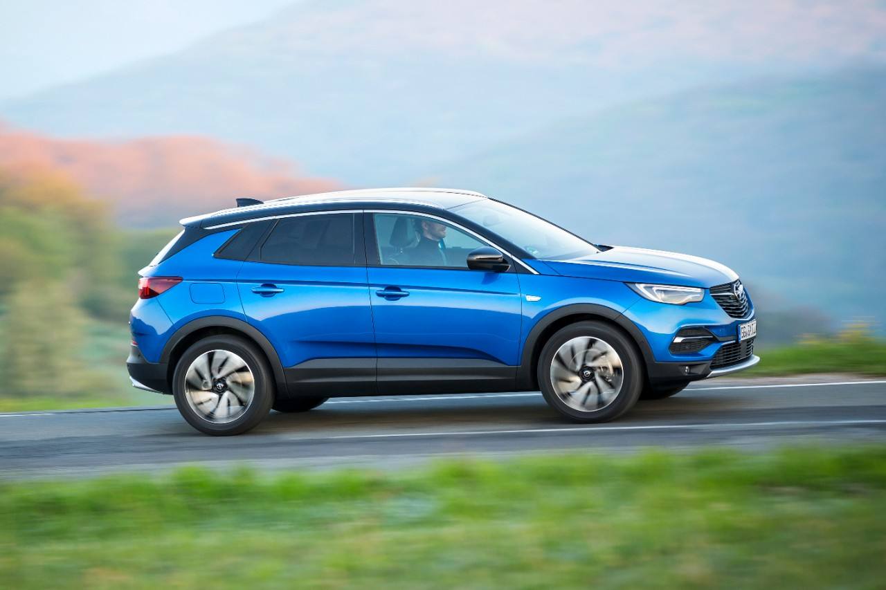 Opel empieza la comercialización del nuevo Grandland X, que llegará en breve a los concesionarios. La gama se compone de dos motores y dos niveles de equipamiento. Los precios, con descuento, arrancan desde 22.250 euros.