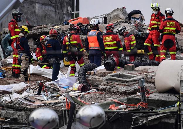 Un equipo de la Unidad Militar de Emergencias (UME) trabaja entre los escombros del edificio de la calle Álvaro Obregón. 