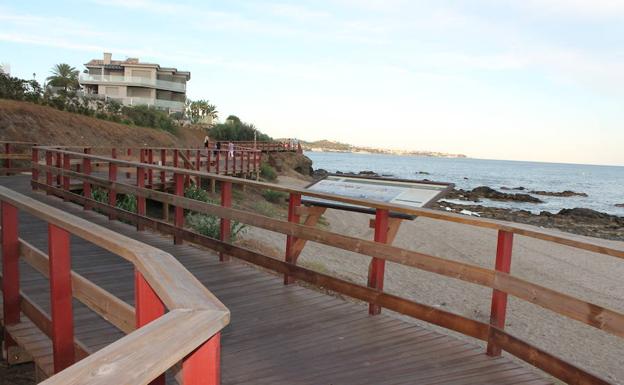 Pasarela de madera en La Cala de Mijas.