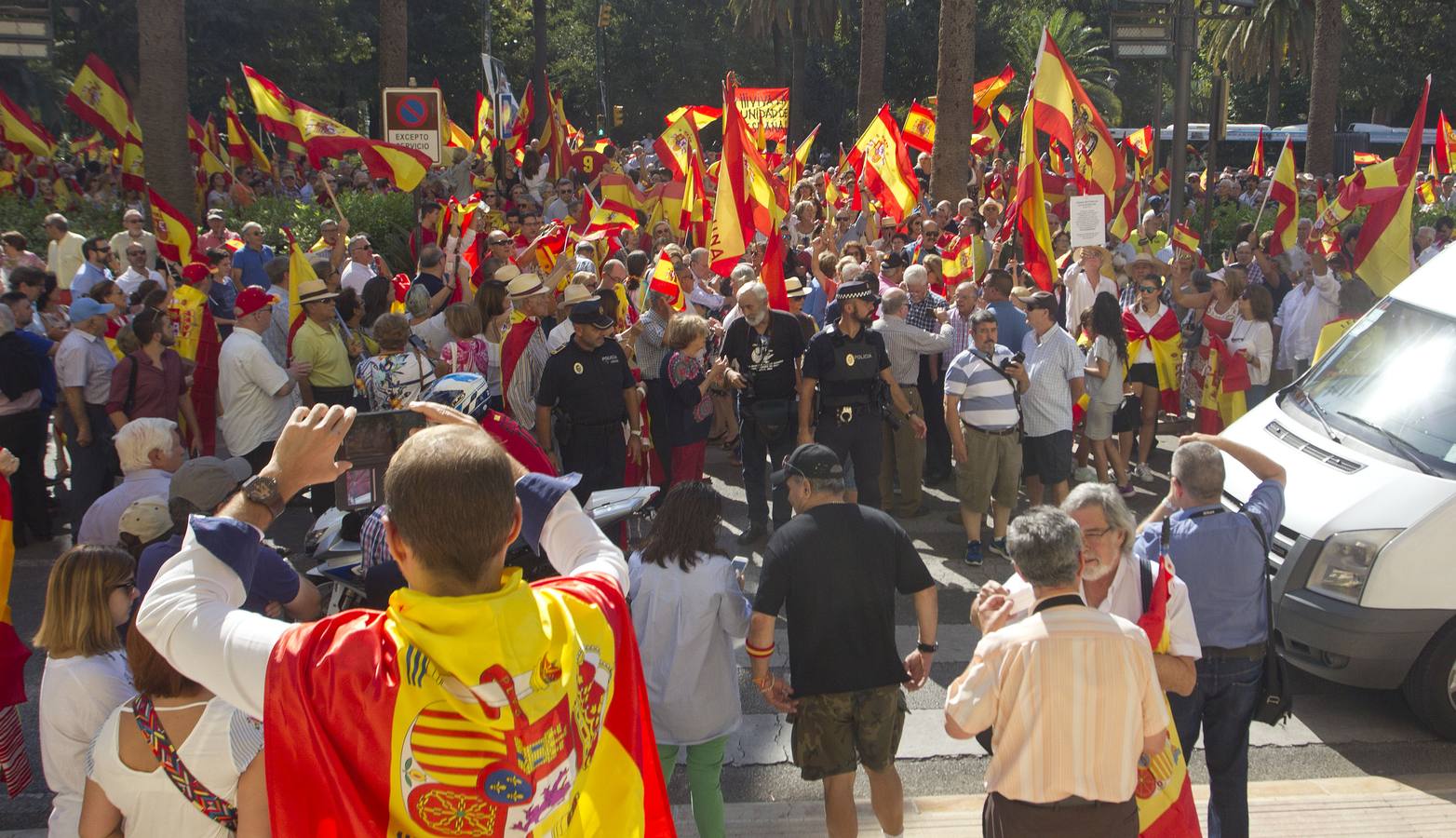 Cerca de un millar de personas acuden a una convocatoria de la Fundación Deanes bajo el lema 'España Somos Todos'