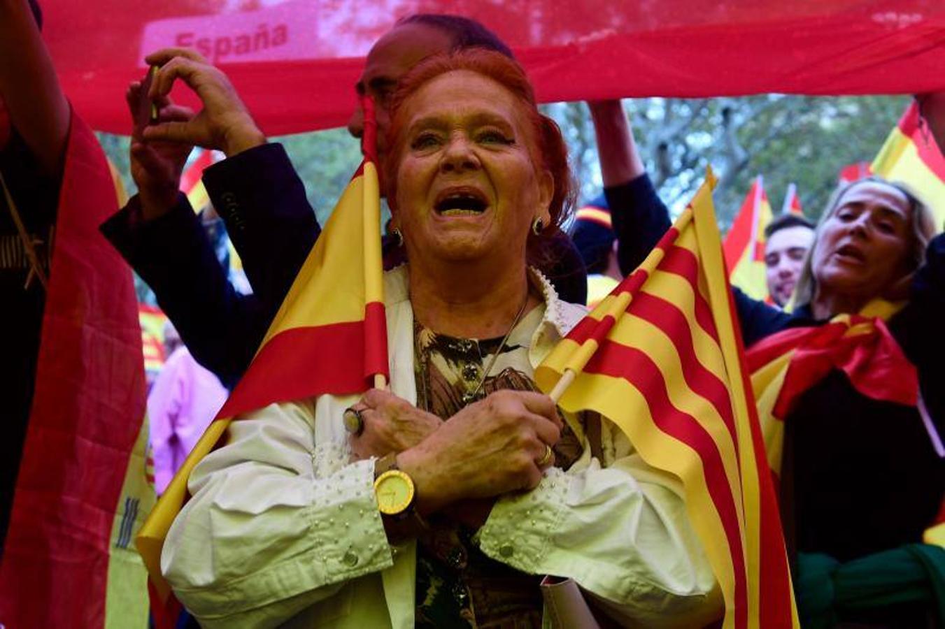 Miles de personas se han manifestado en Barcelona contra el 1-O.