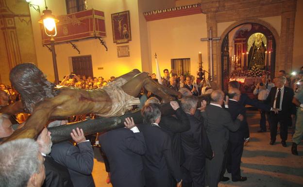 Momento en que el Cristo de Palma Burgos se encuentra con la Virgen de los Dolores del Puente. 