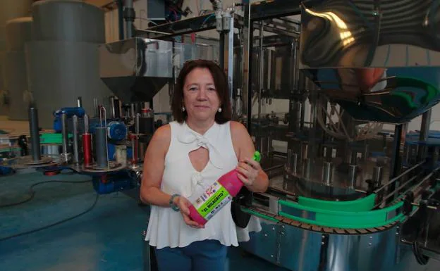María Castro Molera, gerente de la empresa, muestra un pulverizador del producto en la nueva factoría.