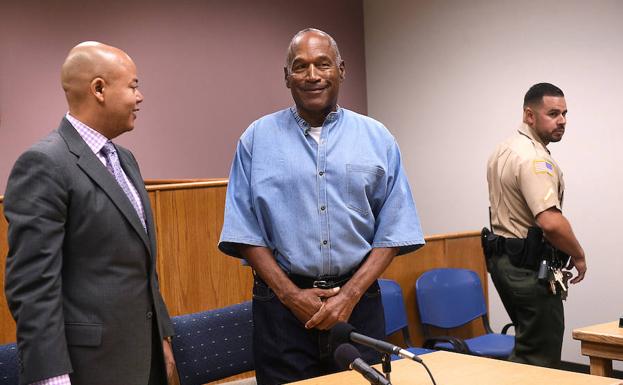 O.J. Simpson sale de la cárcel bajo fianza tras nueve años entre rejas por robo a mano armada