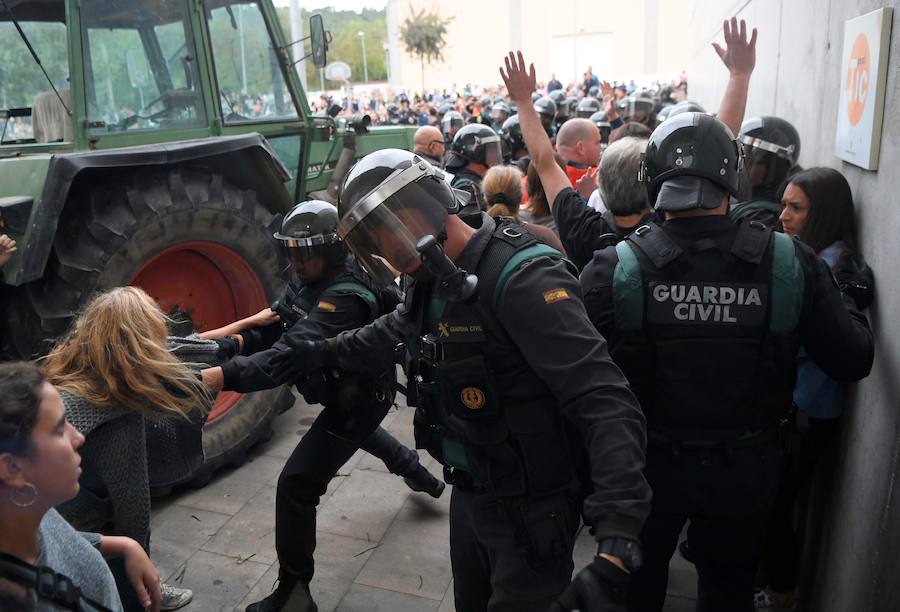 Los agentes retiran a los concentrados de la zona más cercana a los colegios electorales entre gritos de «independencia» y «queremos votar»