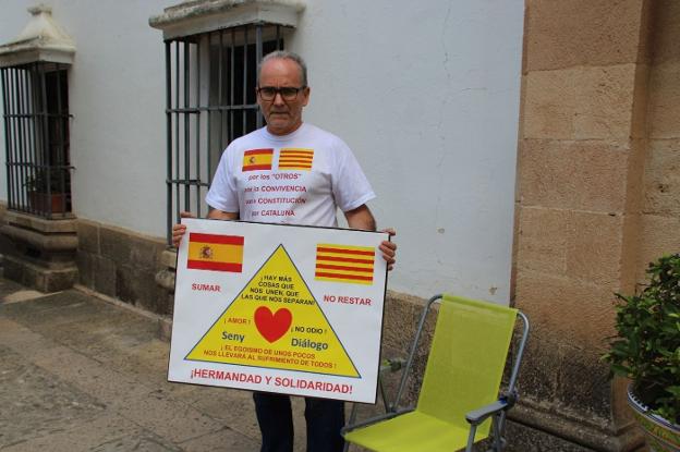 José Frías se desplazó hasta la puerta del Ayuntamiento.  v. m. 