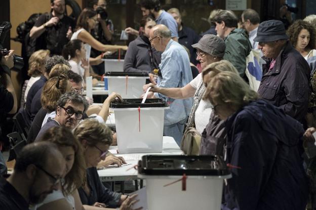 Gente votando en la 'Escola del Treball', escuela industrial de Barcelona. :: martin benet
