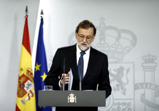 Mariano Rajoy comparece ayer en el Palacio de la Moncloa tras el intento de referéndum en Cataluña. :: óscar del pozo
