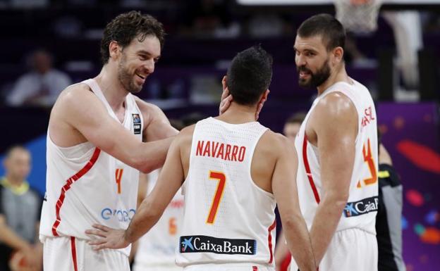 Pau Gasol (i) y Marc Gasol (d), en el último partido de Navarro con España. 