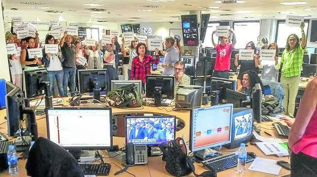 Un momento de la protesta de ayer de varios periodistas de TVE en la redacción. La foto la subió a las redes sociales Marga Gallego. 