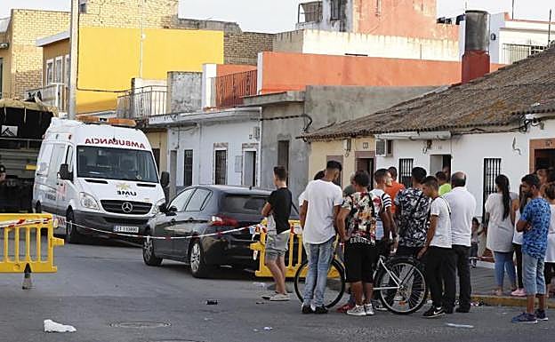 Vecinos alrededor de la vivienda de Dos Hermanas donde se hallaron restos humanos. 