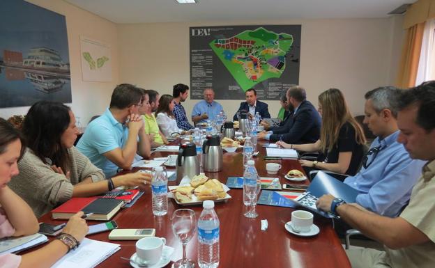 Imagen de la reunión de este martes de Ruiz Espejo con los empresarios. 
