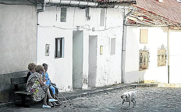 Los pueblos de Teruel ofrecen a sus nuevos vecinos casas baratas y mucha paz.