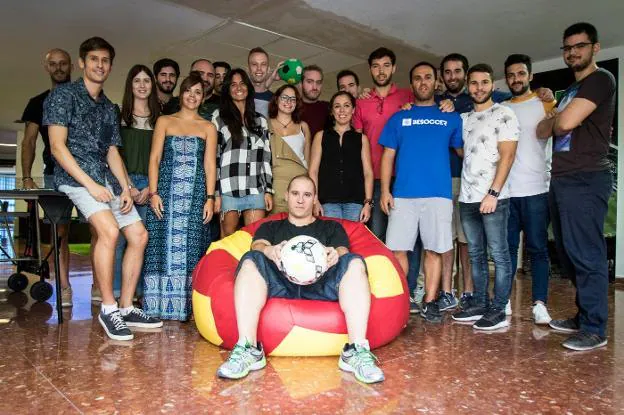 Parte del equipo de BeSoccer posa junto a Manuel Gutiérrez (sentado en el centro) en las oficinas de la empresa. :: fernando torres