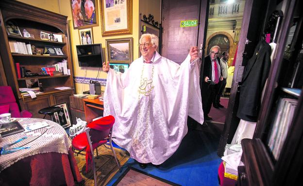 El padre Ángel, en el despacho de su parroquia.