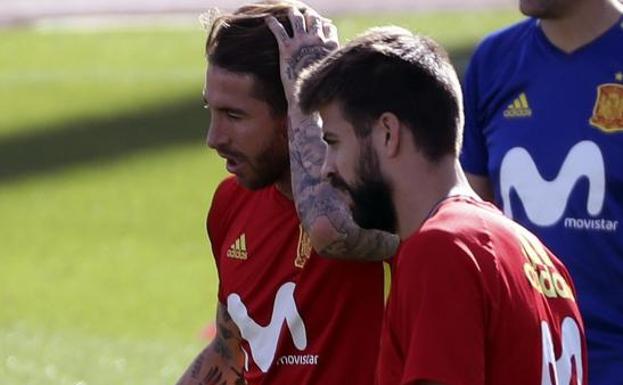 Sergio Ramos y Gerard Piqué, entrenando en Las Rozas. 