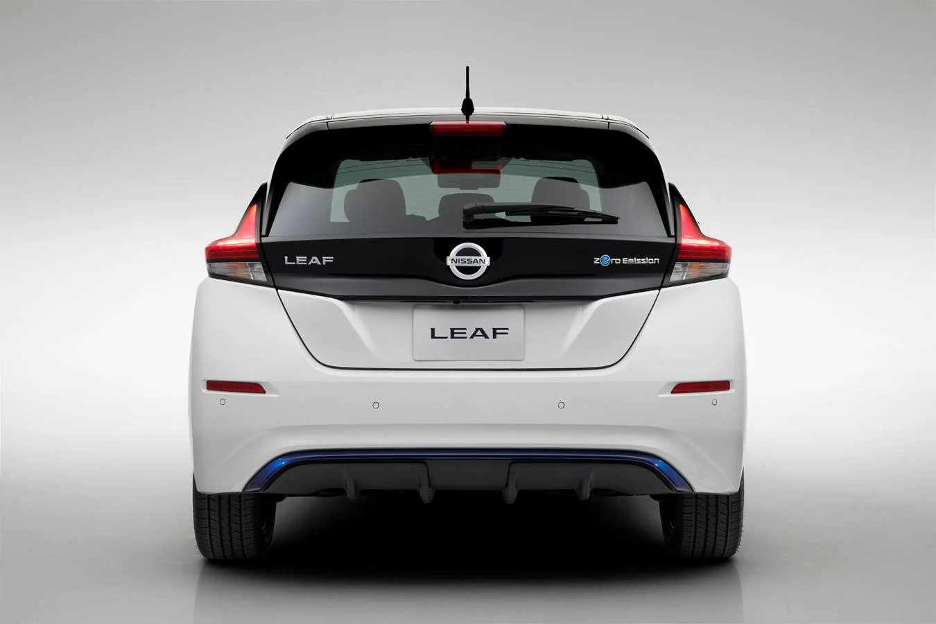 Renovación completa del Nissan Leaf con más potencia, mayor autonomía y mejores tecnologías de seguridad y conectividad. Las primeras unidades llegan a primeros de año.