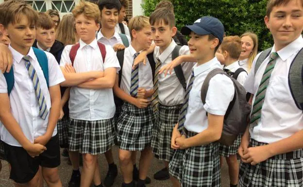 Alumnos de un colegio británico protestan con faldas.