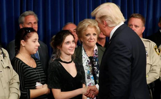 Donald Trump saluda a una superviviente de la masacre de Las Vegas.