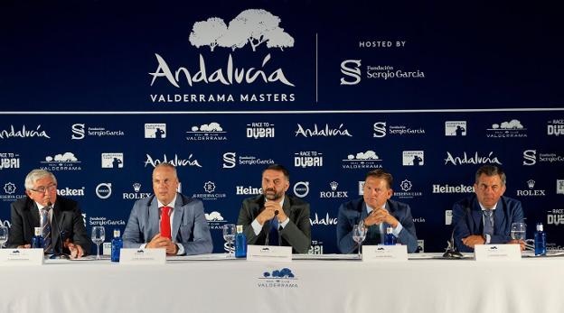 El consejero de Deporte de la Junta de Andalucía, Francisco Javier Fernández, en el centro, junto a representantes de la organización del torneo. :: sur
