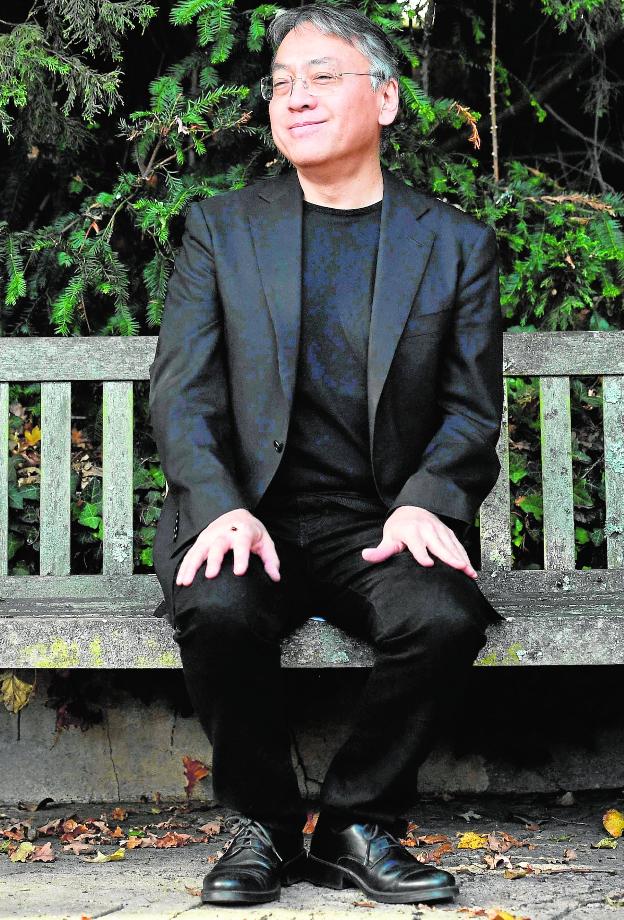 Kazuo Ishiguro posa ayer en el jardín de su residencia de Londres tras ganar el Nobel. :: Ben Stansall / AFP