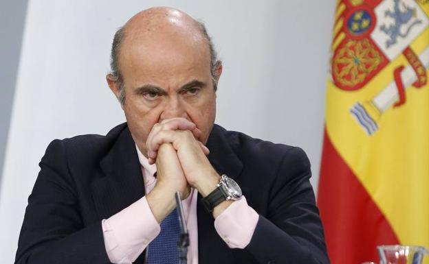 El Ministro De Guindos tras el consejo de ministros.