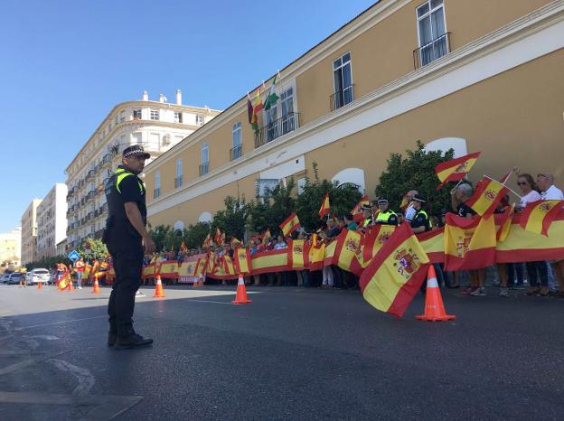 La multitudinaria concentración, repleta de banderas españolas, obligó a cortar parcialmente al tráfico la avenida de La Rosaleda.