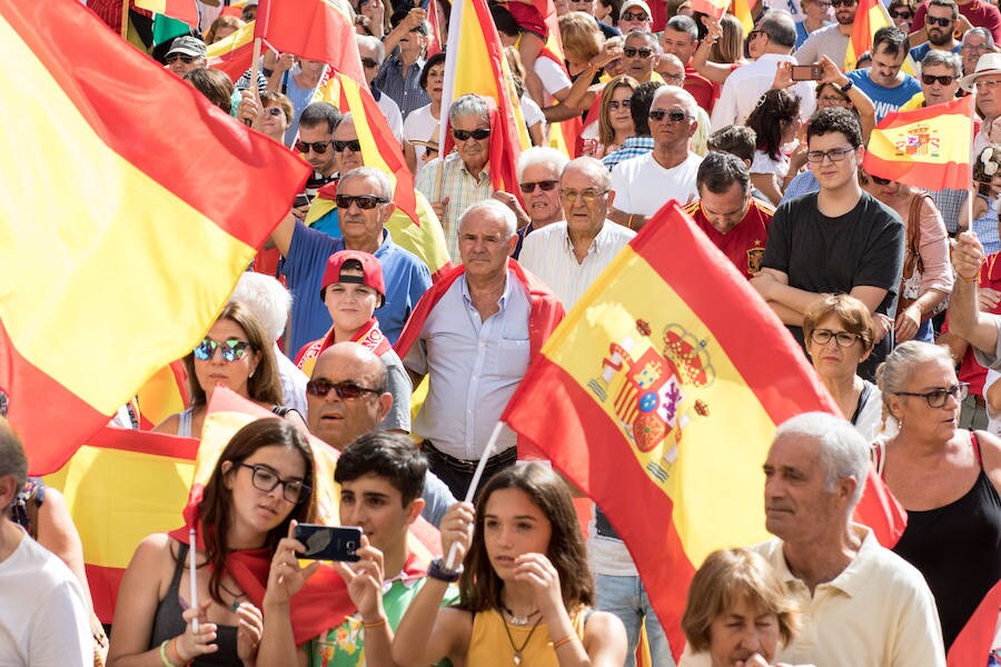 Miles de personas asisten a la concentración, celebrada frente al Ayuntamiento