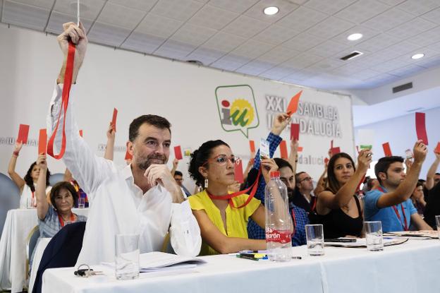 Antonio Maíllo, ayer durante una de las votaciones en la asamblea regional de Izquierda Unida. 