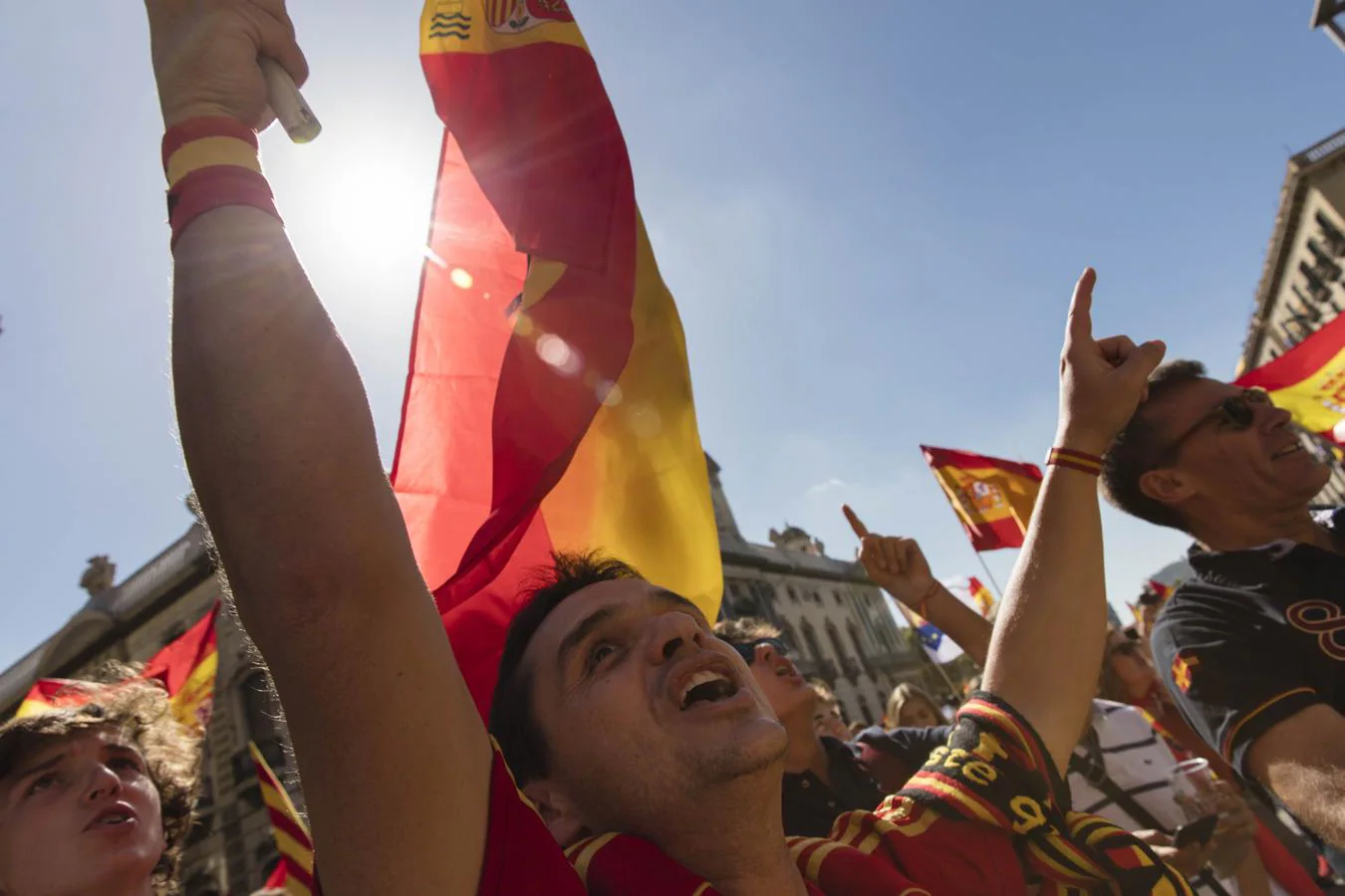Miles de personas se conentran en la capital catalana para «recuperar la sensatez»