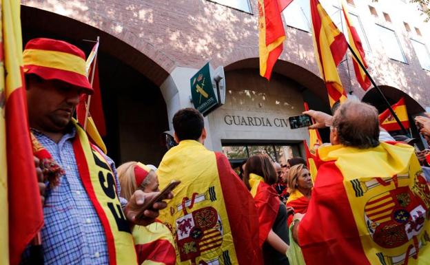 Manifestantes frente a un cuartel de la GC en Barcelona.