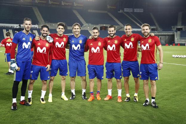 De Gea, Isco, Bartra, Lopetegui, Koke, Nacho, Rodrigo e Illarramendi posan en el estadio donde triunfaron con la sub-21. :: Carmelo rubio