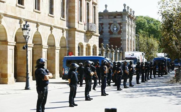 Mossos d'Esquadra a la entrada del parlament este domingo.