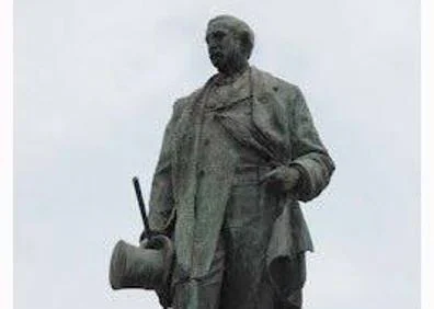 Imagen secundaria 1 - En la imagen superior, los trabajadores que construyeron la calle Larios, en una pausa del trabajo. A la izquierda, detalle de la estatua dedicada a Manuel Domingo Larios (II Marqués de Larios) a la entrada de la calle que lleva su nombre. Al lado, Martín Larios y Herreros, el I Marqués de Larios.