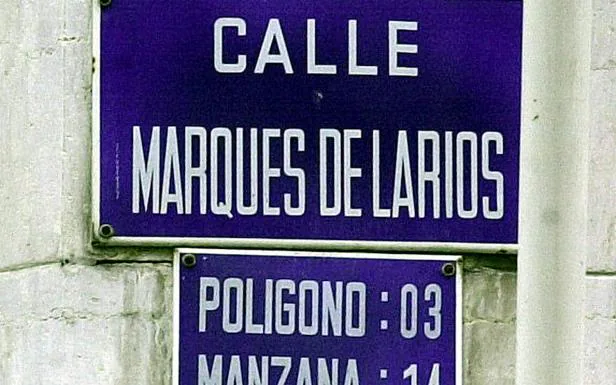: Detalle de la placa de la principal vía urbana de Málaga.