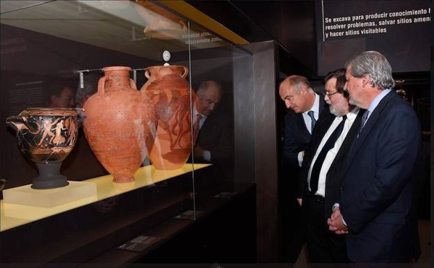 Fernando Benzo, Gonzalo Ruiz Zapatero e Íñigo Méndez de Vigo contemplan el ánfora procedente del Museo de Málaga