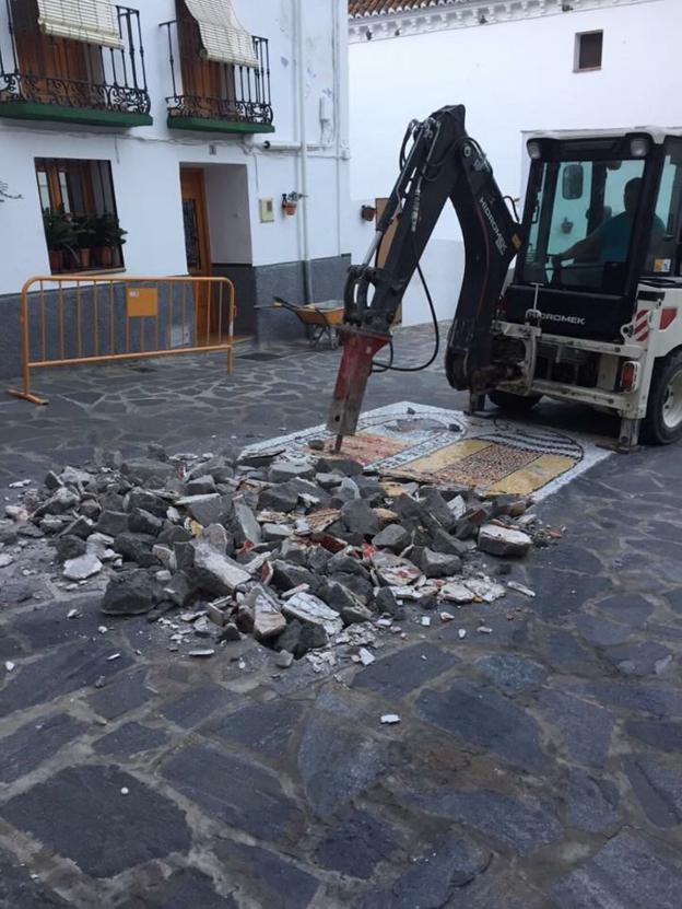 Trabajos de retirada del escudo de cerámica.