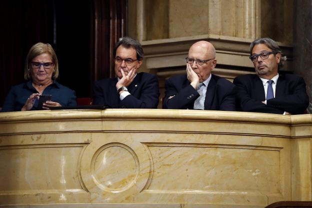 Artur Mas, acompañado de los expresidentes del Parlament, Rigol, Benach y Gispert. :: a. estévez / efe
