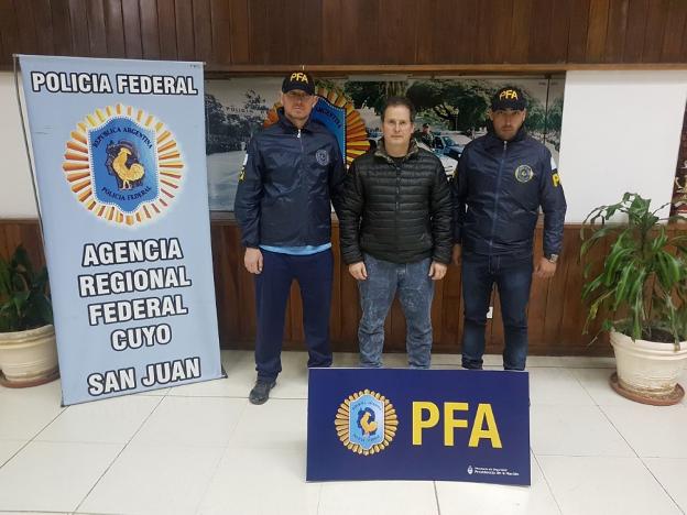 Fernández, custodiado por agentes de la Policía Federal Argentina.