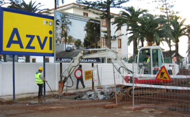 Imagen de archivo de unas obras en una calle de Fuengirola.