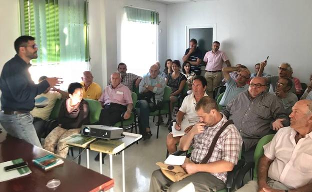 Representantes de las comunidades discuten con los técnicos de Agricultura.