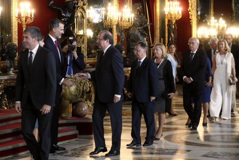 Consternación y gestos serios han sido la tónica general en la tradicional recepción que los Reyes ofrecen en el Palacio Real tras el desfile del 12 de octubre