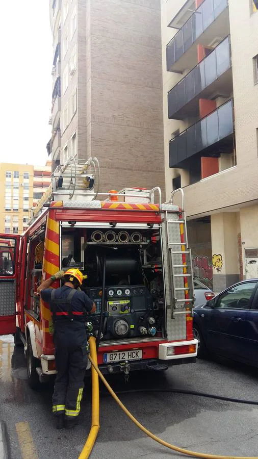 Este viernes se ha registrado un incendio en un edificio de la zona de la avenida Juan XXIII, del que salía una columna de humo visible desde distintas partes de Málaga.