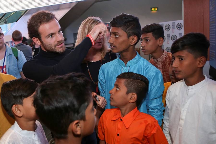 El Museo Nacional del Fútbol de Mánchester acoge una exposición con las fotografías que inspiraron al futbolista español para implicarse en el proyecto solidario 'Common Goal', un fondo colectivo que utiliza el fútbol como herramienta de cambio.