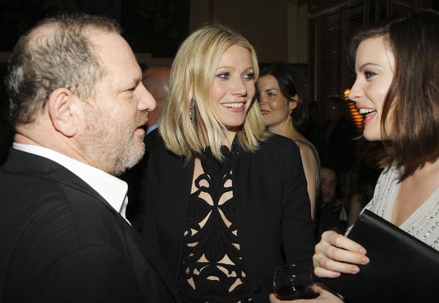Harvey Weinstein, en la foto con Gwyneth Paltrow y Liv Tyler, alardeaba públicamente de sus excesos. 