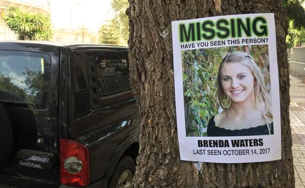 Cartel colgado en un árbol de Málaga con la desaparición de Brenda Waters.