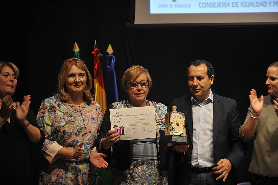 Eel delegado del gobierno andaluz en Málaga, José Luis Ruiz Espejo tuvo unas palabras de agradecimiento a todas las premiadas